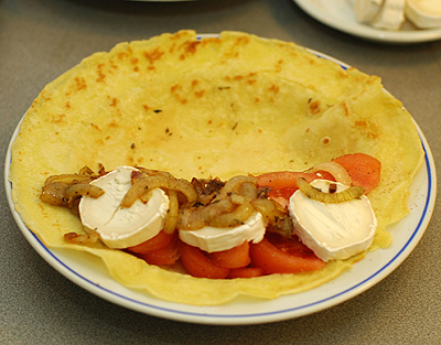Pancake_with_tomato_goats_cheese_and_onion.jpg