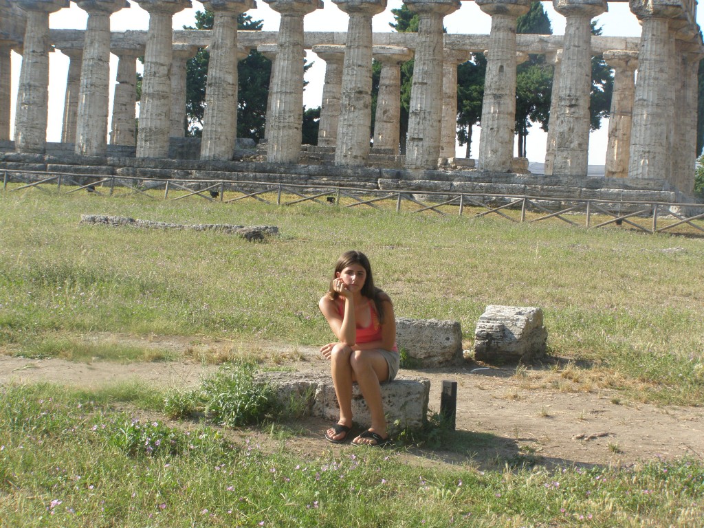 W tle grecka świątynia w Paestum